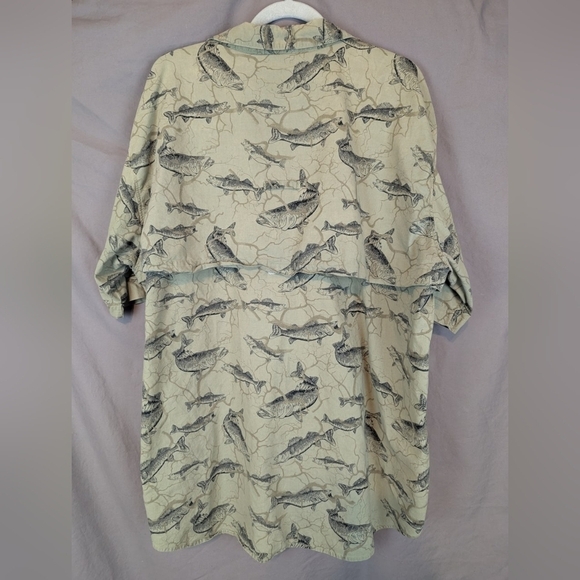 Cabela's 2XL fishing shirt in green with fish graphics and back vent panel - Picture 2 of 14